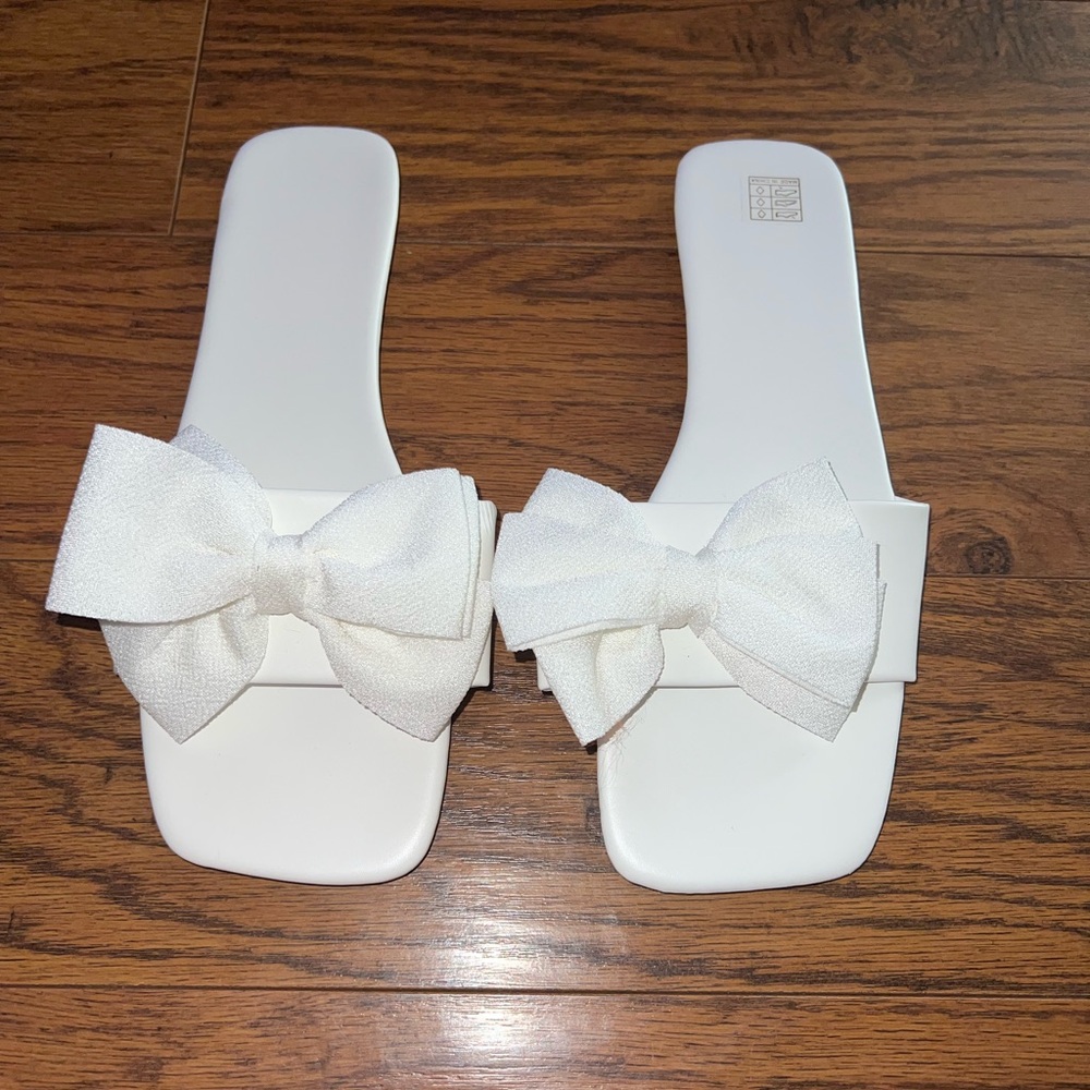 Amazon White Bow Flats